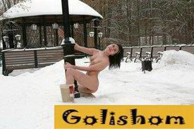 Naked chick poses in front of the camera in winter