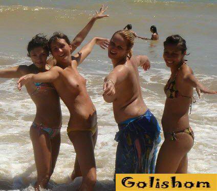 Funny nudists on the beach, beautiful photos