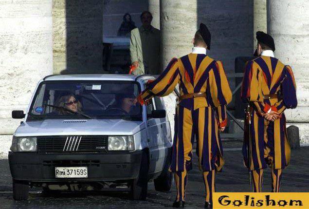 Vatican: Nudists will not be allowed into the country by the Swiss Guards