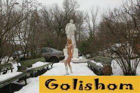 Naked nudist in winter in the park