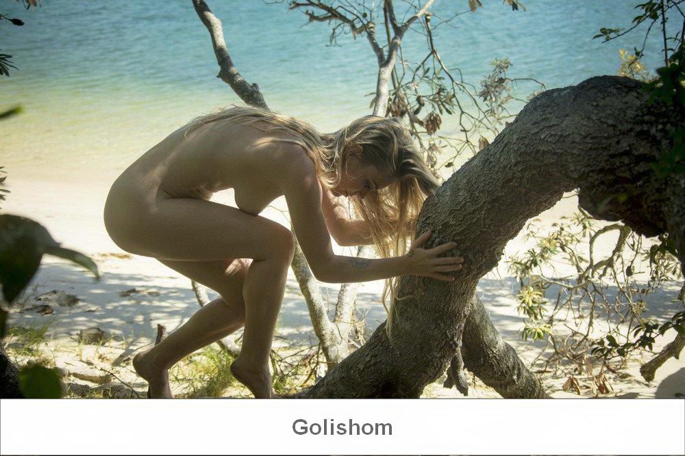 Mowgli woman naked on a tree