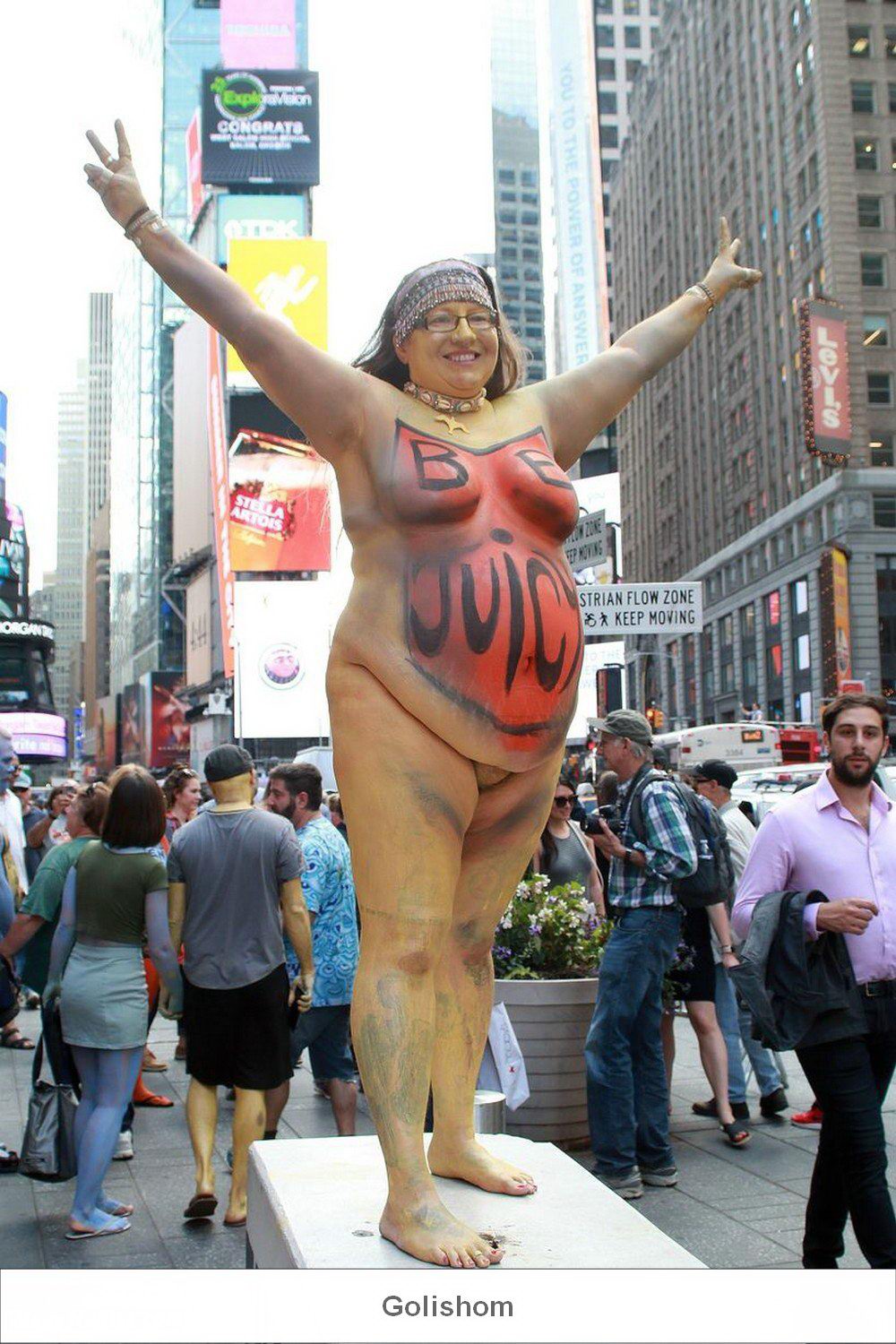 Hundreds of naked people came out to Times Square in the USA-photo video